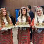 antalya-diplomasi-forumunda-renkli-anlar-yoresel-kiyafetli-genclerden-lokum-ikrami