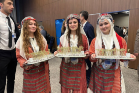 antalya-diplomasi-forumunda-renkli-anlar-yoresel-kiyafetli-genclerden-lokum-ikrami