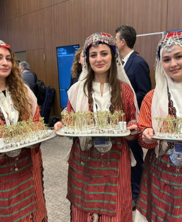 antalya-diplomasi-forumunda-renkli-anlar-yoresel-kiyafetli-genclerden-lokum-ikrami