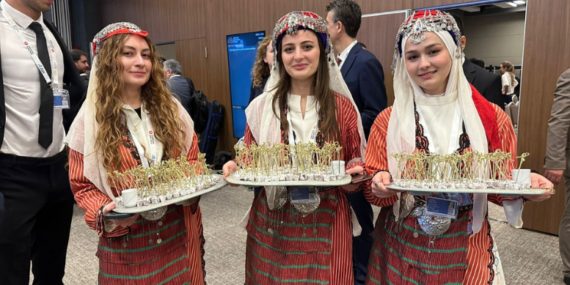 antalya-diplomasi-forumunda-renkli-anlar-yoresel-kiyafetli-genclerden-lokum-ikrami