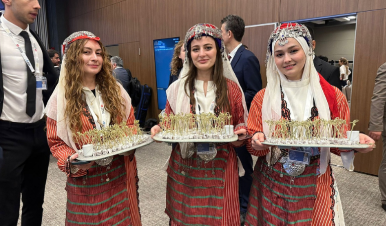 antalya-diplomasi-forumunda-renkli-anlar-yoresel-kiyafetli-genclerden-lokum-ikrami