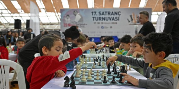 Antalya’da 23 Nisan Coşkusu: Çocuk Ve Uçurtma Festivali Başladı