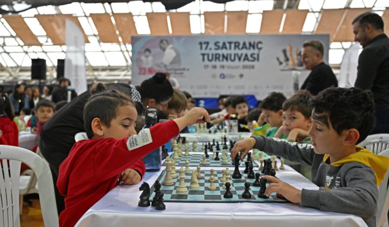 antalyada-23-nisan-coskusu-cocuk-ve-ucurtma-festivali-basladi