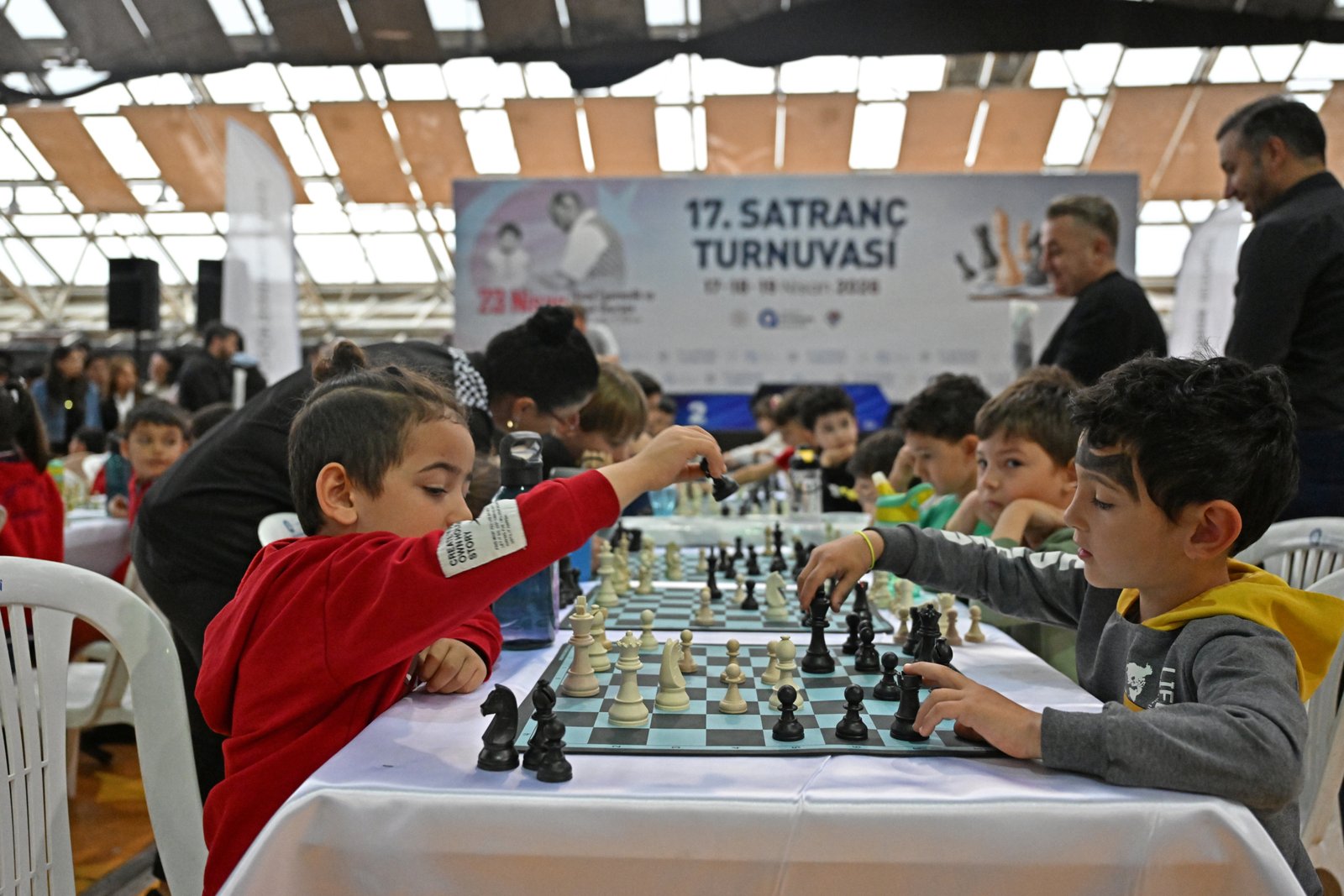 antalyada-23-nisan-coskusu-cocuk-ve-ucurtma-festivali-basladi