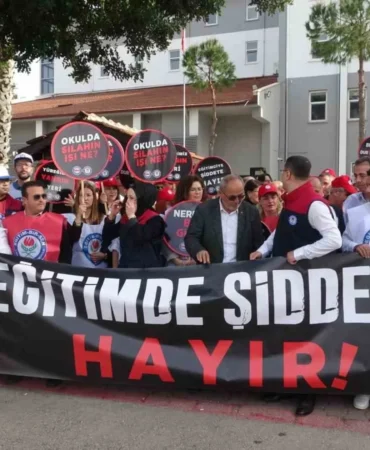 antalyada-egitimcilerden-okul-saldirilarina-protesto-siddete-karsi-acil-cozum-sart