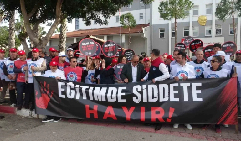 antalyada-egitimcilerden-okul-saldirilarina-protesto-siddete-karsi-acil-cozum-sart