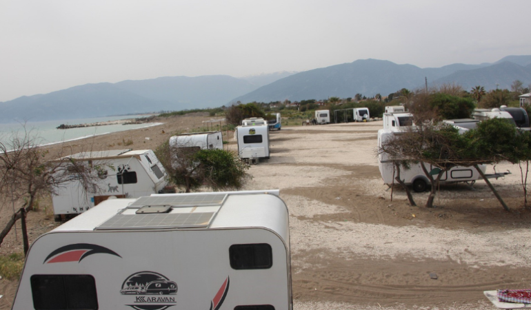 karavanlara-yasak-sahil-alanlari-bosaltildi