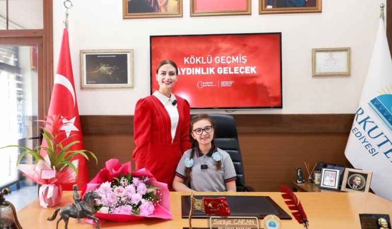 korkutelinde-23-nisan-coskusu-baskan-saniye-caran-makamini-kucuk-baskana-devretti