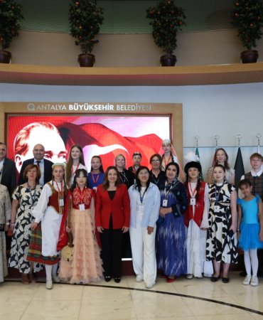 ozdemirden-dunya-cocuklarini-agirladi