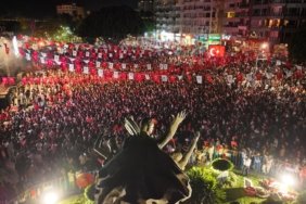 antalyada-30-agustos-coskusu-binlerce-kisi-derya-ulug-konseriyle-eglendi