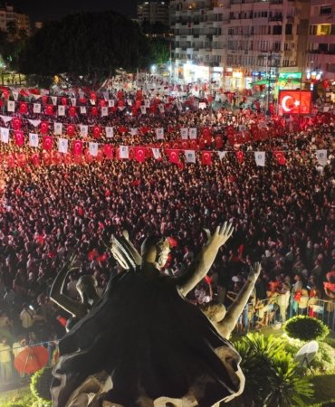 antalyada-30-agustos-coskusu-binlerce-kisi-derya-ulug-konseriyle-eglendi