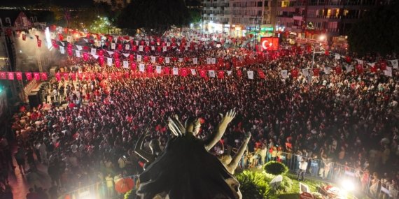 antalyada-30-agustos-coskusu-binlerce-kisi-derya-ulug-konseriyle-eglendi