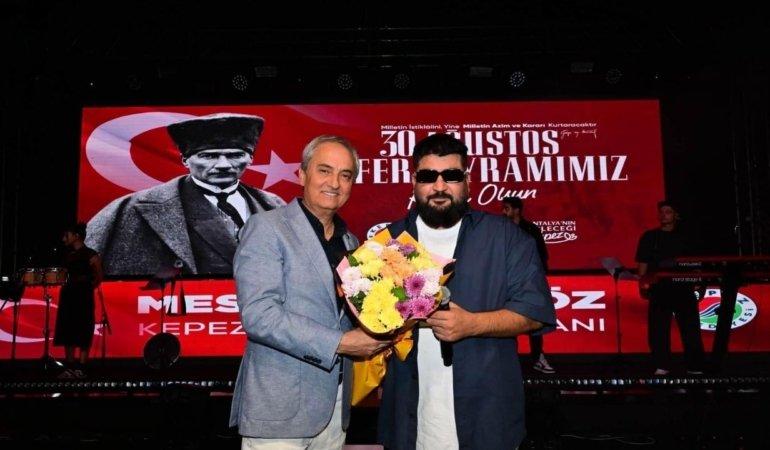 kepezde-30-agustos-coskusu-binlerce-kisi-eypio-ile-zaferi-kutladi